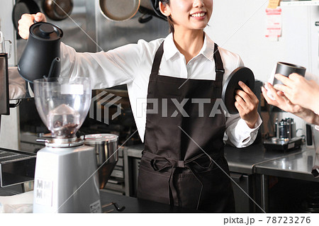 飲食店で働くエプロン姿の女性達 飲食店で働くエプロン姿の女性達 78723276