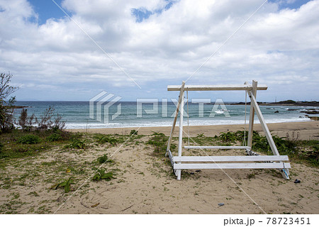 鹿児島県 徳之島の里久浜海岸の白いブランコ 鹿児島県 徳之島の里久浜海岸の白いブランコ 78723451