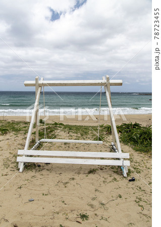 鹿児島県　徳之島の里久浜海岸の白いブランコ 78723455