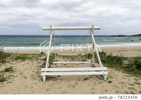 鹿児島県　徳之島の里久浜海岸の白いブランコ 78723456