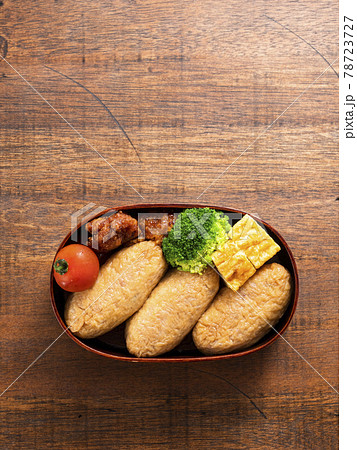 お弁当 曲げわっぱ いなり寿司の写真素材