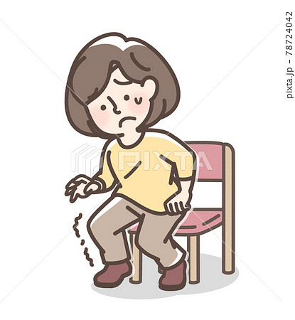 椅子から立ちあがる時に膝がふらつく女性 78724042