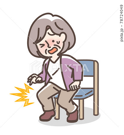 立ちあがる時に膝が痛むおばあさん 78724049