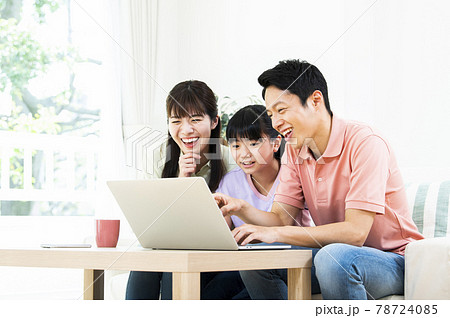 家族　パソコン　検索　発見 78724085