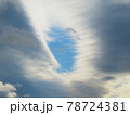 雲の隙間から見える美しい青空 78724381