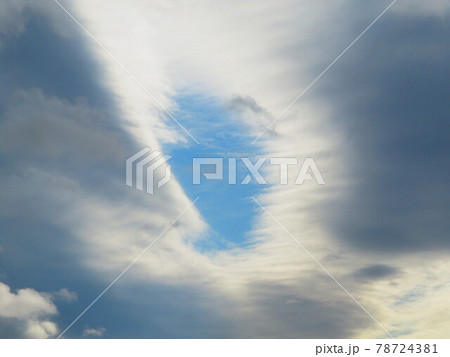 雲の隙間から見える美しい青空 78724381