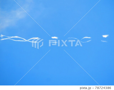 不思議な飛行機雲　 78724386
