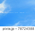 空に描かれた不思議な飛行機雲 78724388