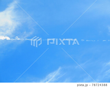 空に描かれた不思議な飛行機雲 78724388