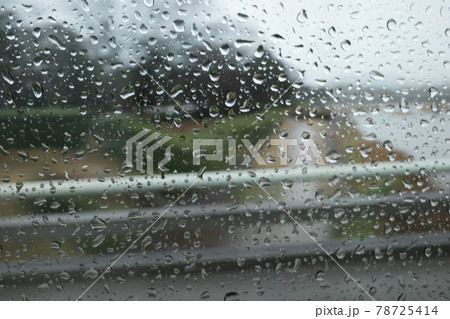 雨の日の窓ガラスについた水滴の写真素材