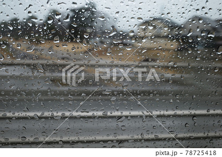 雨の日の窓ガラスについた水滴の写真素材