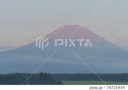 夕暮れどきに赤く染まった富士山 78725934