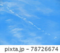 青空に落書き不思議な飛行機雲 78726674