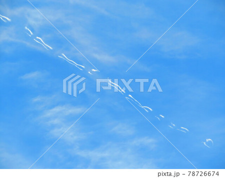 青空に落書き不思議な飛行機雲 78726674