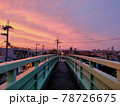 夕焼け色に染まる歩道橋 78726675
