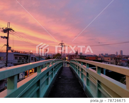 夕焼け色に染まる歩道橋 78726675