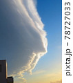 面白い形の大きな雲 78727033