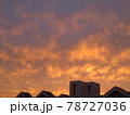 ベランダから見える黄昏時の夕焼け 78727036