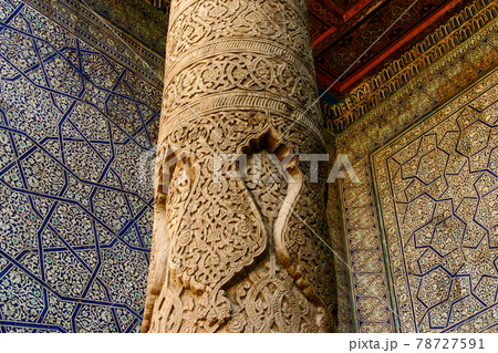 ヒヴァの世界遺産ジュマ・モスクの彫刻柱 78727591