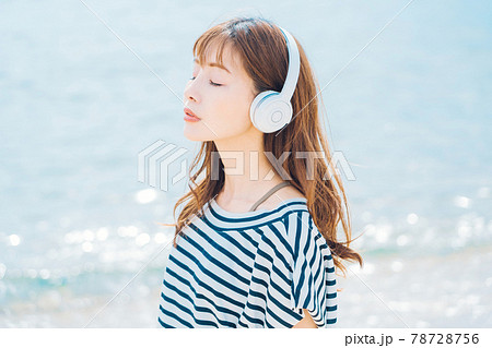 海で音楽を聴く女性 78728756