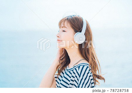 海で音楽を聴く女性 78728758