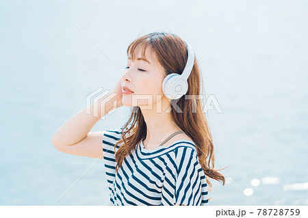 海で音楽を聴く女性 78728759