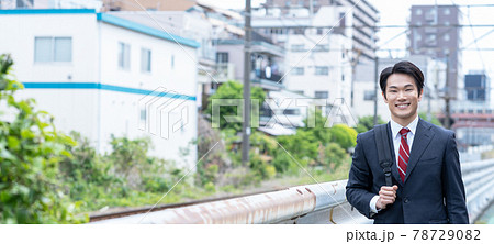 自宅から出勤する若いビジネスマン バナーサイズ 78729082