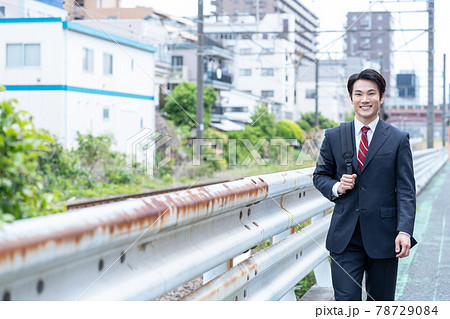 自宅から出勤する若いビジネスマン 78729084