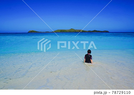 穏やかな海辺につかる女性 78729110
