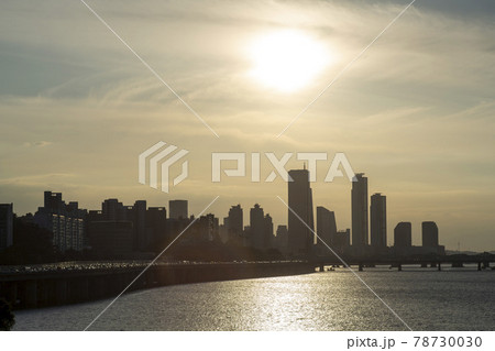 現代建築 夕焼け 自然 78730030