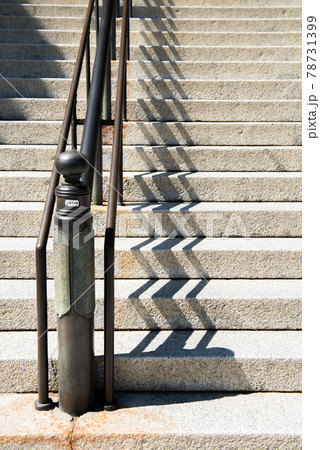 お寺の急な階段と影 78731399