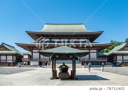 成田山新勝寺の本堂前 78731402