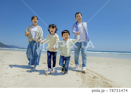 海辺を走る4人家族 78731474