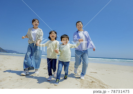 海辺を走る4人家族 78731475