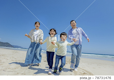 海辺を走る4人家族 78731476