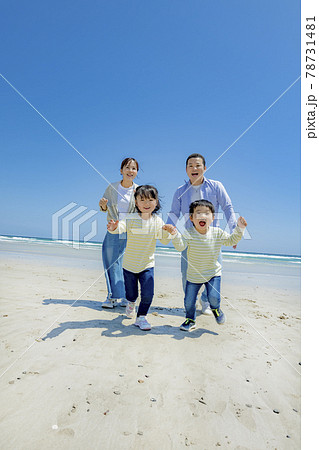 海辺を走る4人家族 78731481