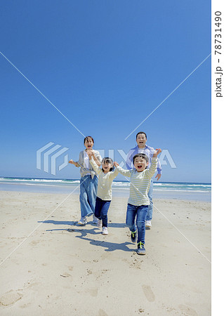 海辺を走る4人家族 78731490