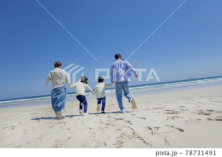 海辺を走る4人家族の後ろ姿 78731491