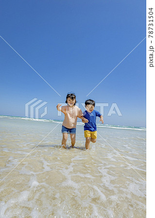 海辺で遊ぶ姉と弟 78731504