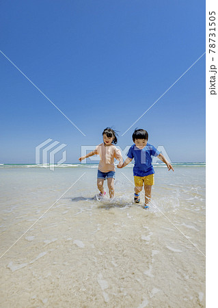 海辺で遊ぶ姉と弟 78731505