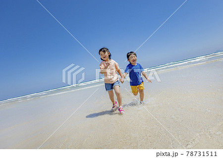 海辺で遊ぶ姉と弟 海辺で遊ぶ姉と弟 78731511