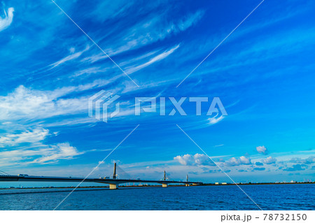 伊勢湾岸木曽川橋に浮かぶ筋雲 78732150