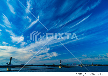 伊勢湾岸木曽川橋に浮かぶ筋雲 78732152