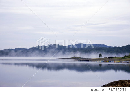 湖面に朝靄の漂う朱鞠内湖 78732251