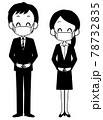 マスクを着けたスーツ姿の男女 78732835