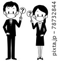 質問の札を持つマスクを着けたスーツ姿の男女 78732844