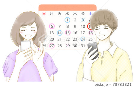 スマホのカレンダーアプリでスケジュールを共有する笑顔の若い男女 78733821