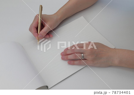 手紙を書く女性の手元 手紙を書く女性の手元 78734401