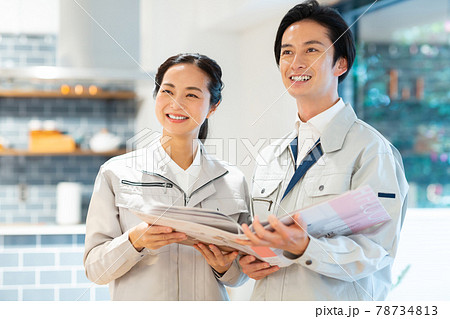 作業着を着た働く男女 78734813