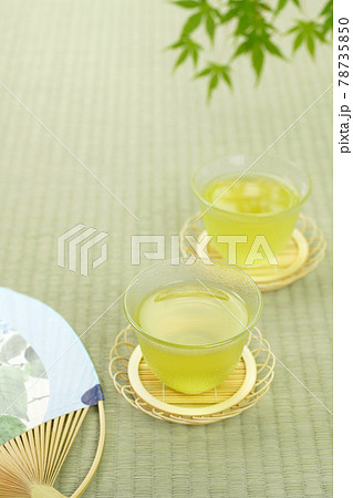 2客の冷茶と団扇とモミジ 78735850